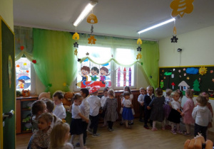 Na zdjęciu widać dzieci na pasowaniu na przedszkolaka.