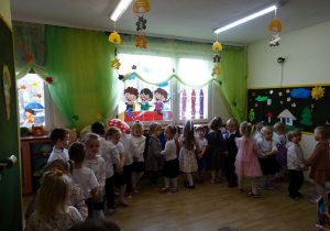 Na zdjęciu widać dzieci na pasowaniu na przedszkolaka.