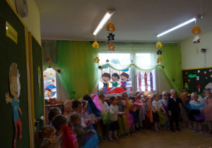 Na zdjęciu widać dzieci na pasowaniu na przedszkolaka.