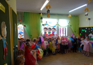 Na zdjęciu widać dzieci na pasowaniu na przedszkolaka.