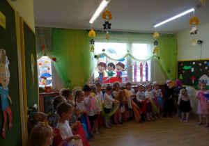 Na zdjęciu widać dzieci na pasowaniu na przedszkolaka.