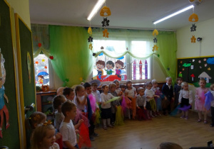 Na zdjęciu widać dzieci na pasowaniu na przedszkolaka.