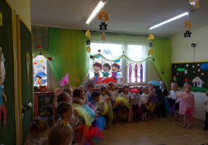 Na zdjęciu widać dzieci na pasowaniu na przedszkolaka.