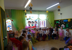 Na zdjęciu widać dzieci na pasowaniu na przedszkolaka.