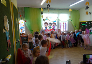 Na zdjęciu widać dzieci na pasowaniu na przedszkolaka.