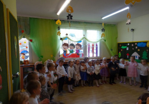 Na zdjęciu widać dzieci na pasowaniu na przedszkolaka.