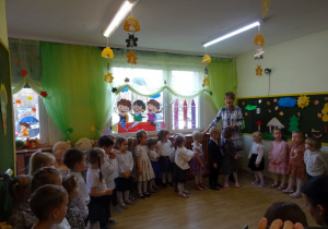 Na zdjęciu widać dzieci na pasowaniu na przedszkolaka.