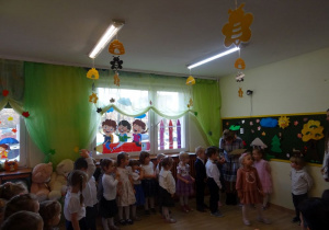 Na zdjęciu widać dzieci na pasowaniu na przedszkolaka.