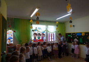 Na zdjęciu widać dzieci na pasowaniu na przedszkolaka.