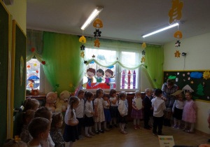 Na zdjęciu widać dzieci na pasowaniu na przedszkolaka.