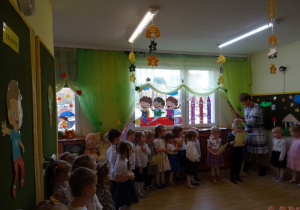 Na zdjęciu widać dzieci na pasowaniu na przedszkolaka.