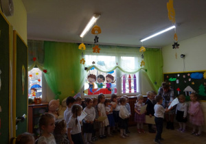 Na zdjęciu widać dzieci na pasowaniu na przedszkolaka.