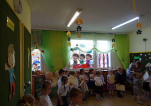 Na zdjęciu widać dzieci na pasowaniu na przedszkolaka.