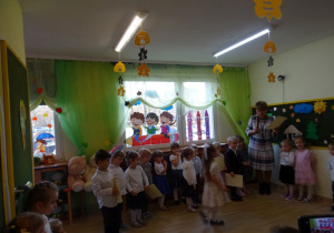 Na zdjęciu widać dzieci na pasowaniu na przedszkolaka.