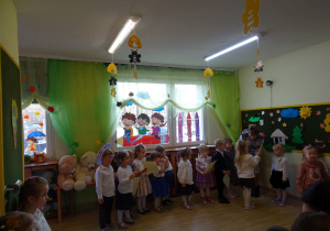 Na zdjęciu widać dzieci na pasowaniu na przedszkolaka.