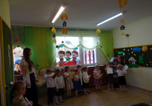 Na zdjęciu widać dzieci na pasowaniu na przedszkolaka.