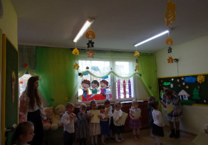 Na zdjęciu widać dzieci na pasowaniu na przedszkolaka.