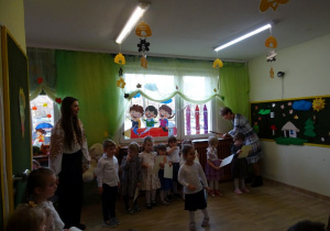 Na zdjęciu widać dzieci na pasowaniu na przedszkolaka.