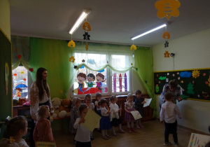 Na zdjęciu widać dzieci na pasowaniu na przedszkolaka.