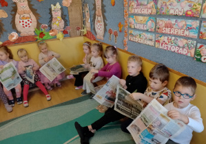 Na zdjęciu widać dzieci z gazetami.