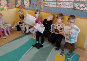 Na zdjęciu widać dzieci z gazetami.