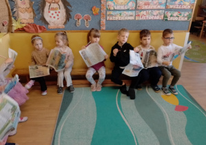 Na zdjęciu widać dzieci z gazetami.