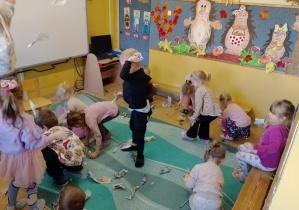 Na zdjęciu widać dzieci z gazetami.