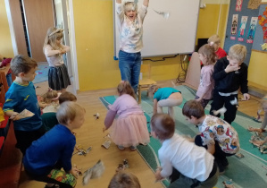 Na zdjęciu widać dzieci z gazetami.