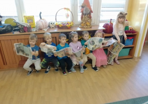 Na zdjęciu widać dzieci z gazetami.