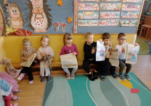 Na zdjęciu widać dzieci z gazetami.