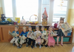 Na zdjęciu widać dzieci z gazetami.