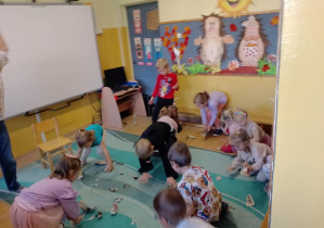 Na zdjęciu widać dzieci z gazetami.