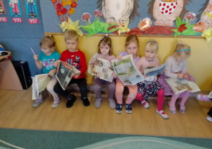 Na zdjęciu widać dzieci z gazetami.