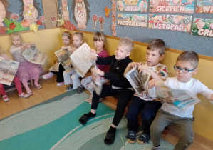 Na zdjęciu widać dzieci z gazetami.