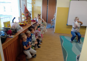 Na zdjęciu widać dzieci z gazetami.