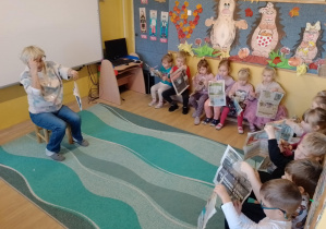 Na zdjęciu widać dzieci z gazetami.