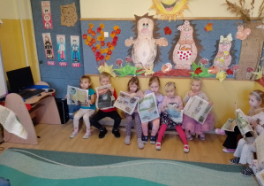 Na zdjęciu widać dzieci z gazetami.