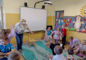 Na zdjęciu widać dzieci z gazetami.