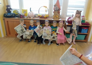 Na zdjęciu widać dzieci z gazetami.