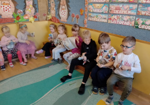 Na zdjęciu widać dzieci z gazetami.