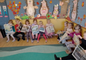 Na zdjęciu widać dzieci z gazetami.