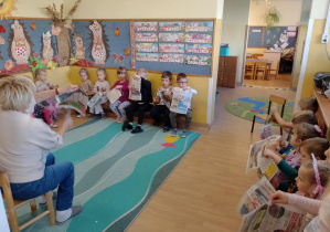 Na zdjęciu widać dzieci z gazetami.