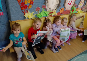 Na zdjęciu widać dzieci z gazetami.