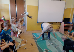 Na zdjęciu widać dzieci z gazetami.