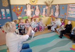 Na zdjęciu widać dzieci z gazetami.