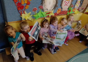 Na zdjęciu widać dzieci z gazetami.