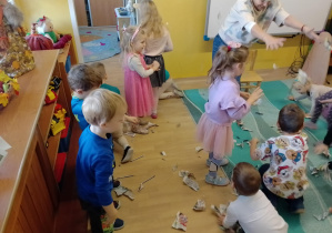 Na zdjęciu widać dzieci z gazetami.