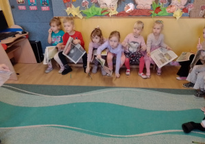 Na zdjęciu widać dzieci z gazetami.