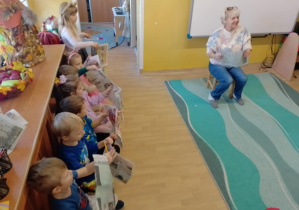 Na zdjęciu widać dzieci z gazetami.