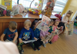 Na zdjęciu widać dzieci z gazetami.